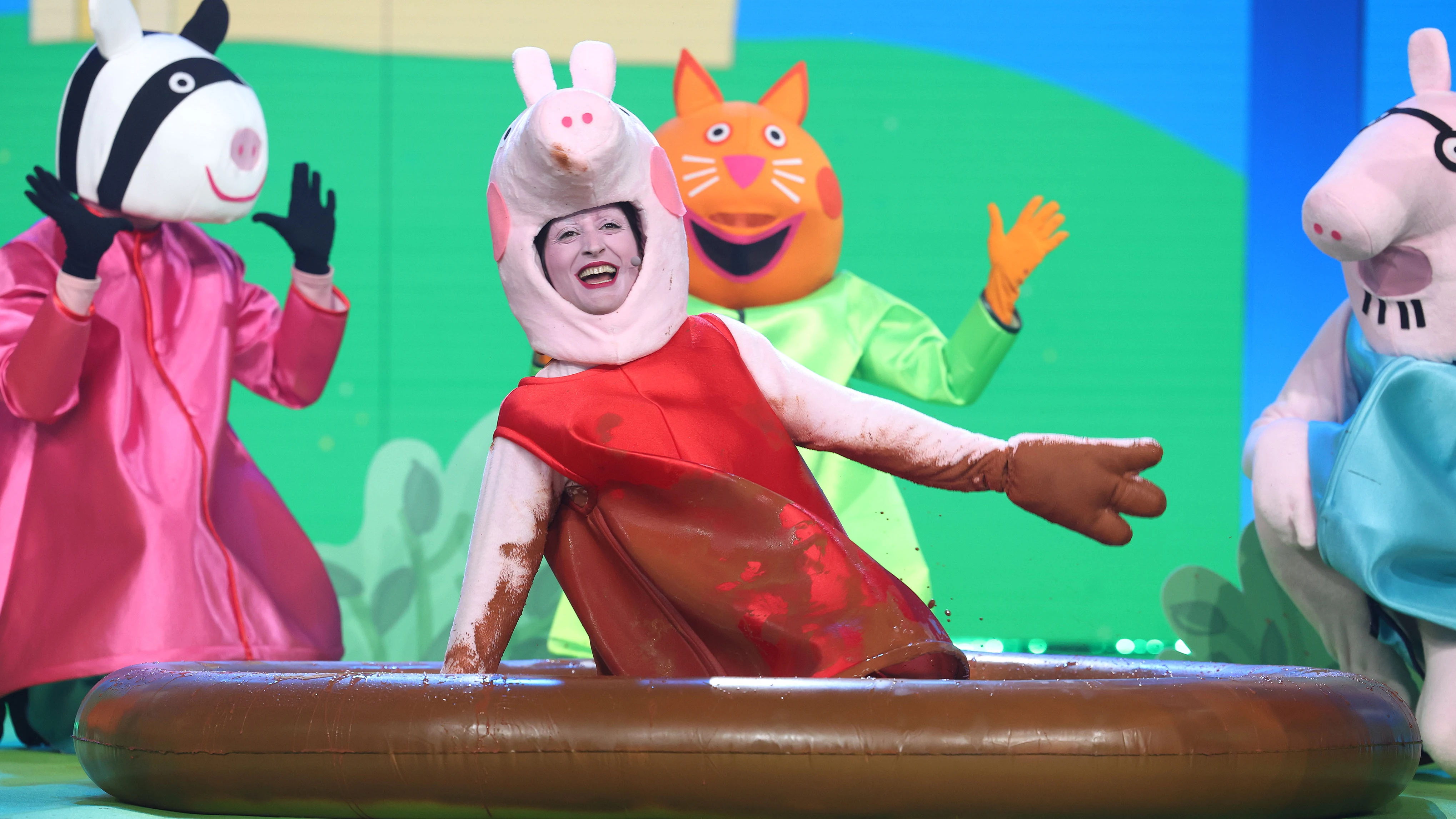 La mayor gamberrada de Susi Caramelo: se tira al barro porque ‘Ella es Peppa Pig’ La mayor gamberrada de Susi Caramelo: se tira al barro porque ‘Ella es Peppa Pig’