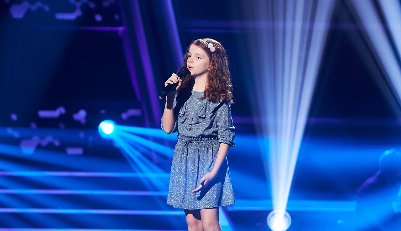 Emma cautiva con su dulce voz en el escenario de ‘La Voz Kids’