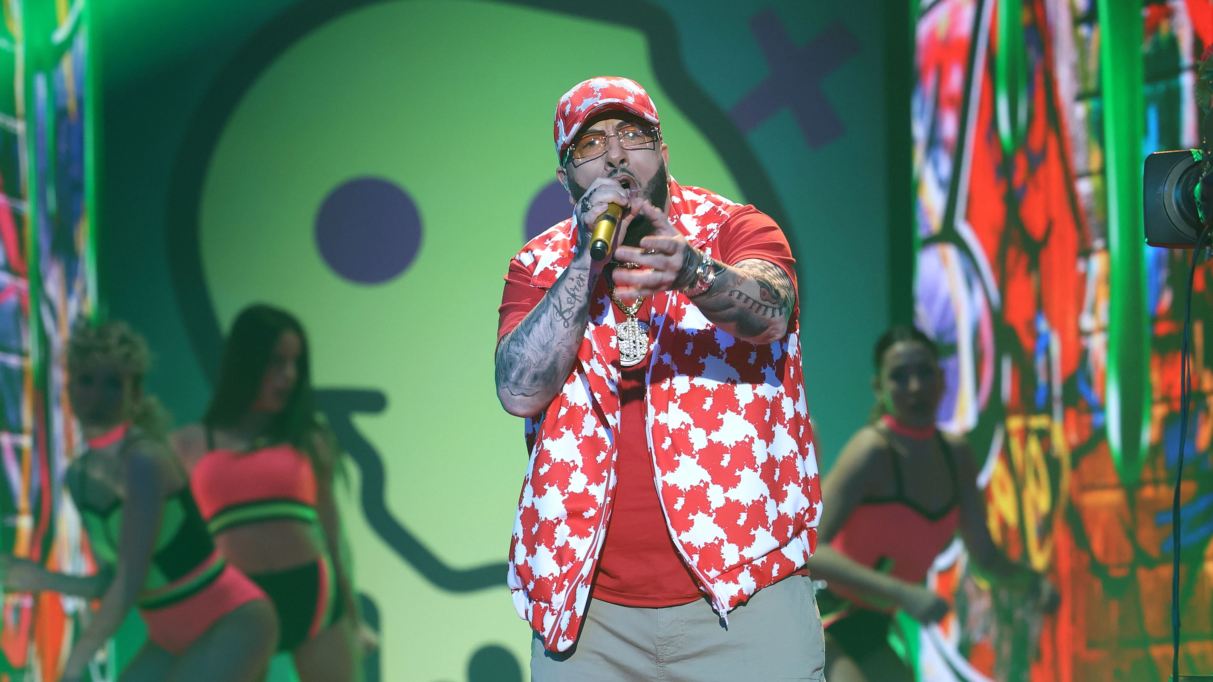 El plató arde con Agustín Jiménez como Farruko con ‘Pepas’ El plató arde con Agustín Jiménez como Farruko con ‘Pepas’