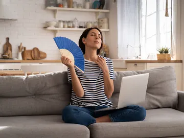 Una mujer con un sofoco de calor Una mujer con un sofoco de calor