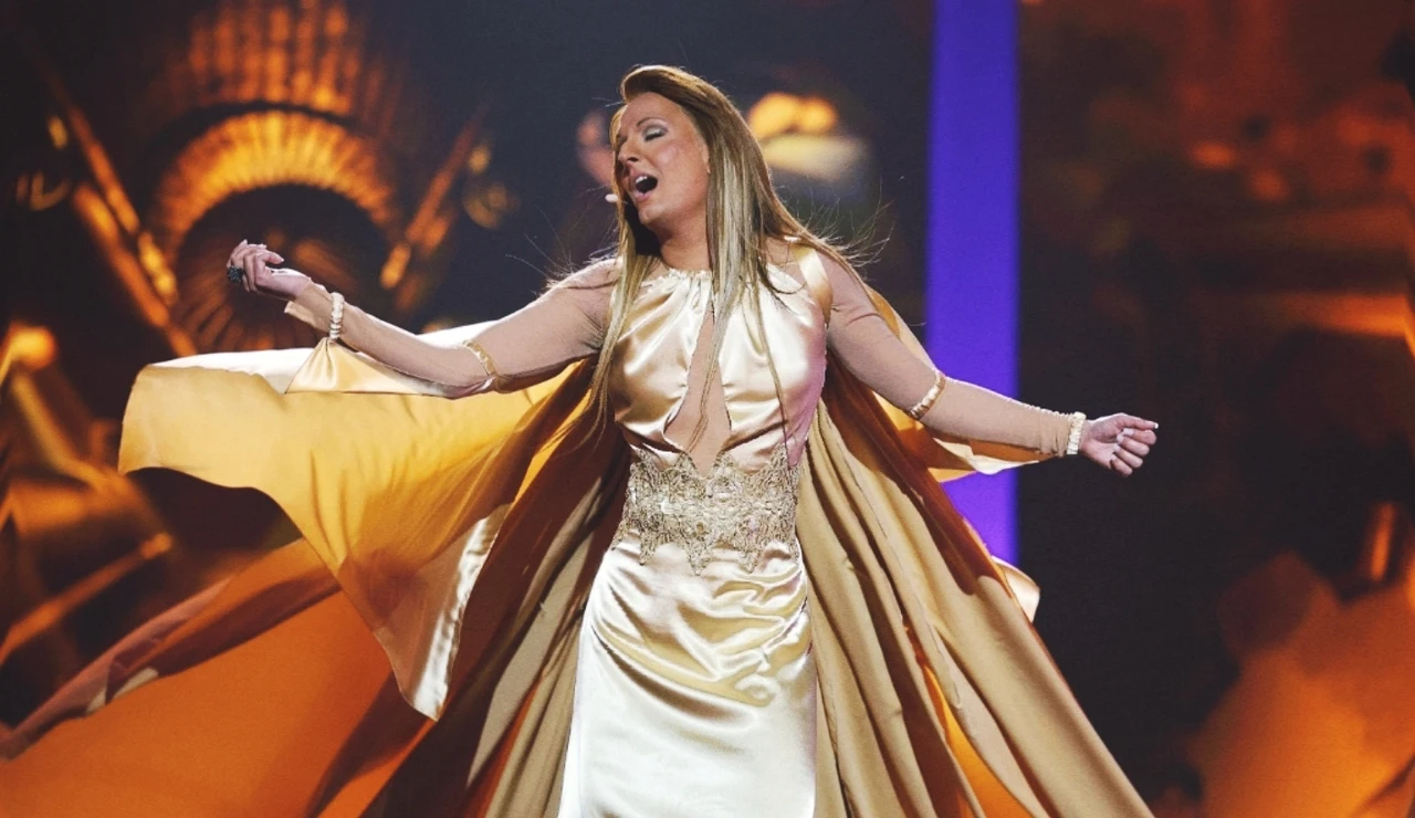 Josie cumple una fantasía al vestir como Celine Dion y cantar ‘I´m alive’ 