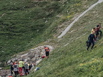 Momento en el que Gino Mäder es atendido tras su accidente Momento en el que Gino Mäder es atendido tras su accidente