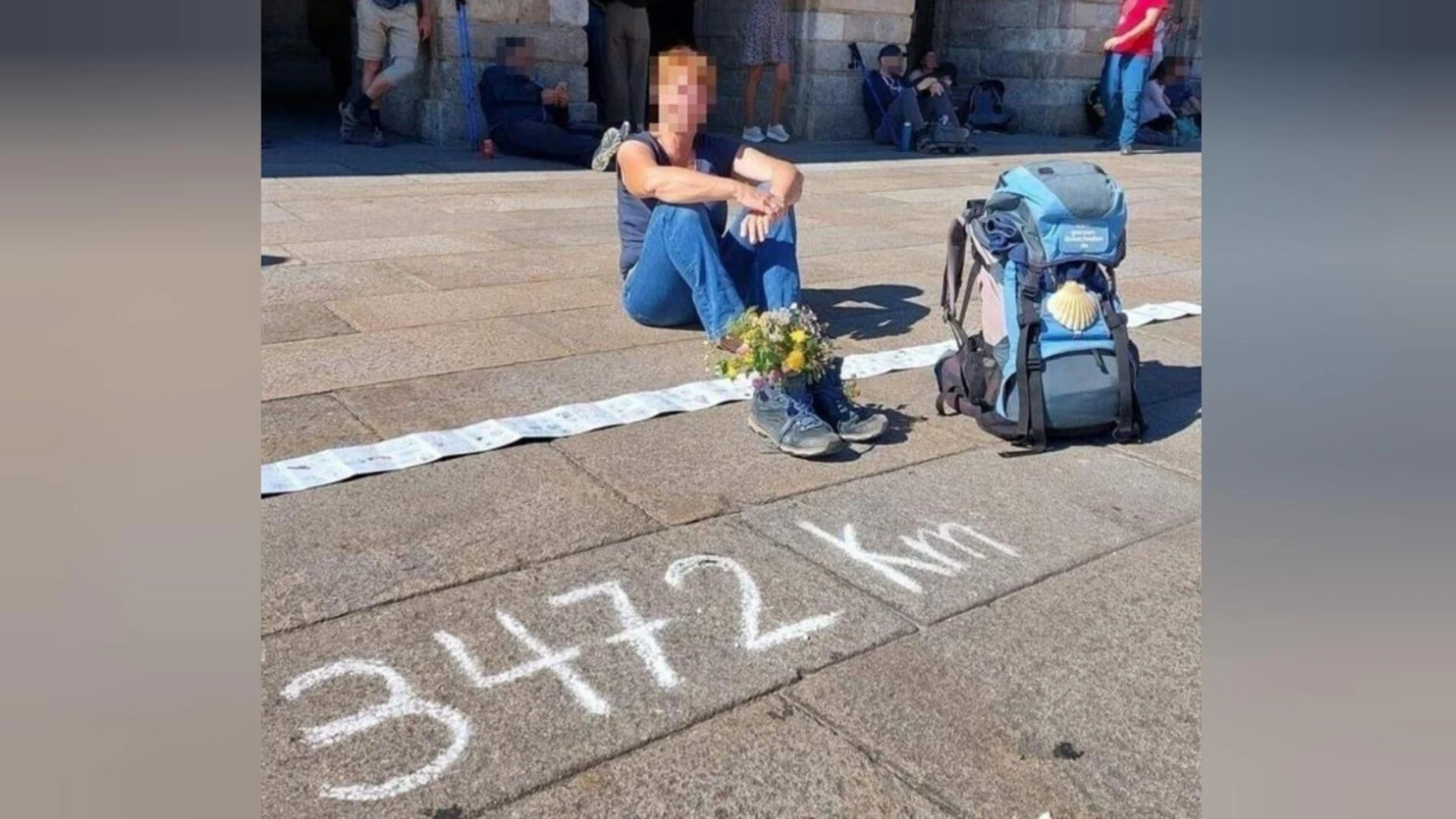 La peregrina en la Plaza del Obradoiro La peregrina en la Plaza del Obradoiro
