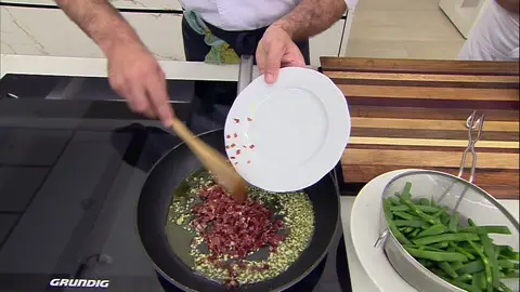 Añade el jamón laminado añade el jamón laminado