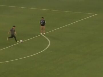 El reto imposible de un aficionado en el descanso de un partido de fútbol en USA