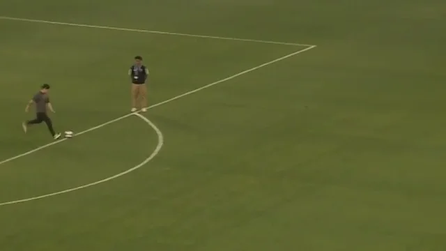 El reto imposible de un aficionado en el descanso de un partido de f&uacute;tbol en USA