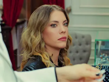 Ender pica a Yildiz en una joyería… ¡Y ella acaba comprando una pulsera muy cara! Ender pica a Yildiz en una joyería… ¡Y ella acaba comprando una pulsera muy cara!