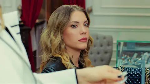 Ender pica a Yildiz en una joyería… ¡Y ella acaba comprando una pulsera muy cara! Ender pica a Yildiz en una joyería… ¡Y ella acaba comprando una pulsera muy cara!