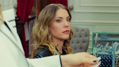 Ender pica a Yildiz en una joyería… ¡Y ella acaba comprando una pulsera muy cara!