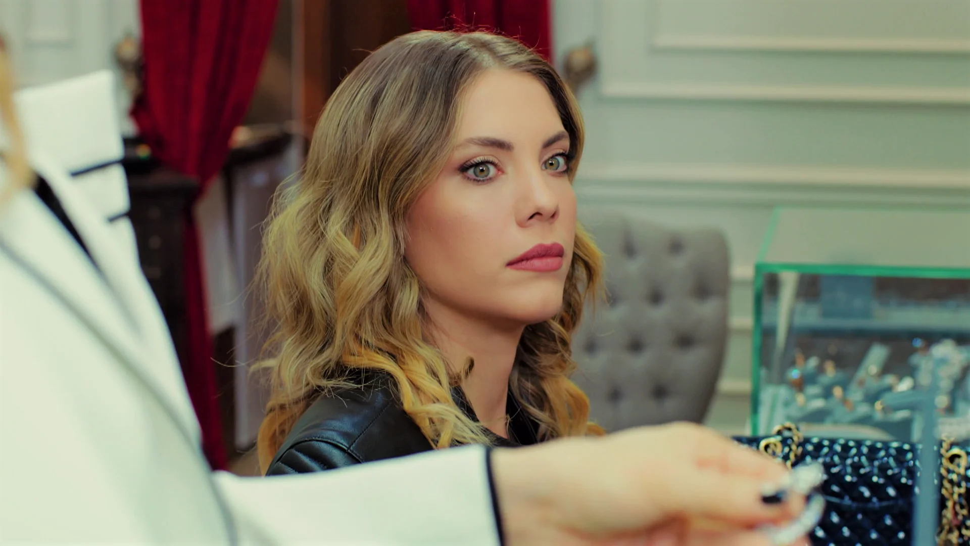 Ender pica a Yildiz en una joyer&iacute;a&hellip; &iexcl;Y ella acaba comprando una pulsera muy cara!