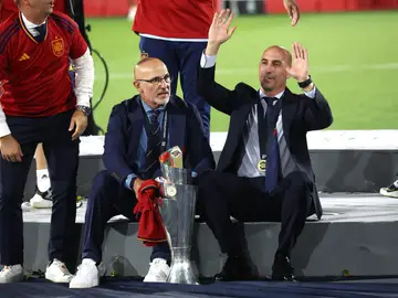 Luis de la Fuente y Luis Rubiales, con el trofeo de la Nations League Luis de la Fuente y Luis Rubiales, con el trofeo de la Nations League