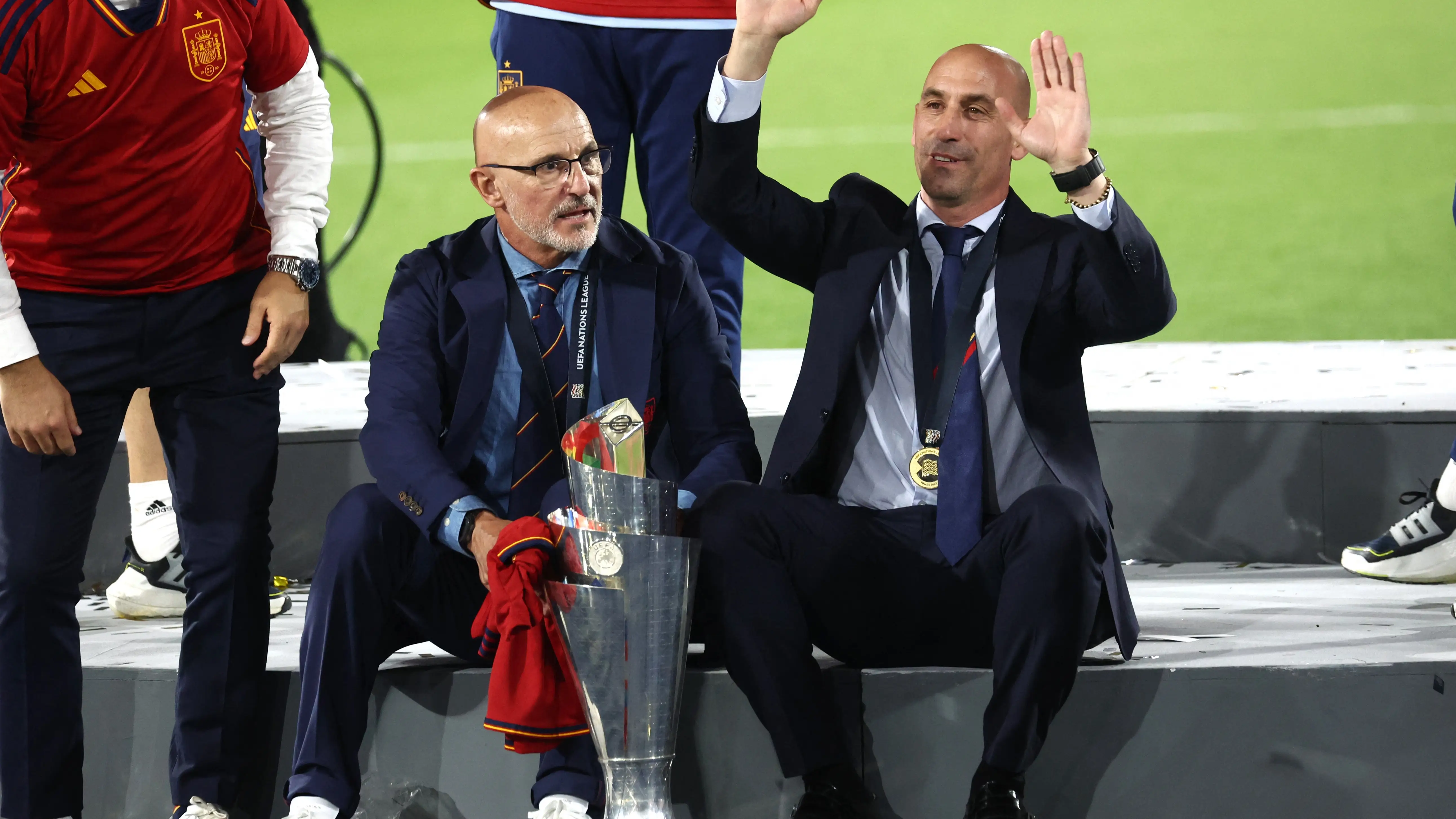 Luis de la Fuente y Luis Rubiales, con el trofeo de la Nations League