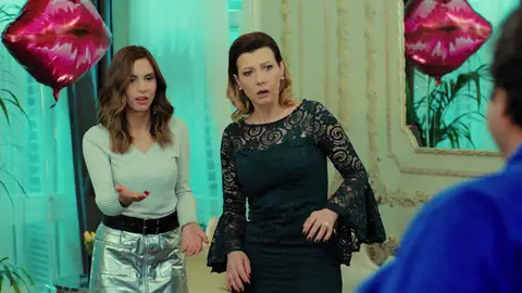 La surrealista despedida de soltera de Zeynep… ¡con bailarín incluido! La surrealista despedida de soltera de Zeynep… ¡con bailarín incluido!