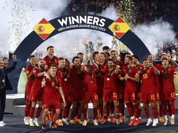 Jordi Alba levanta el trofeo de la Nations League Jordi Alba levanta el trofeo de la Nations League