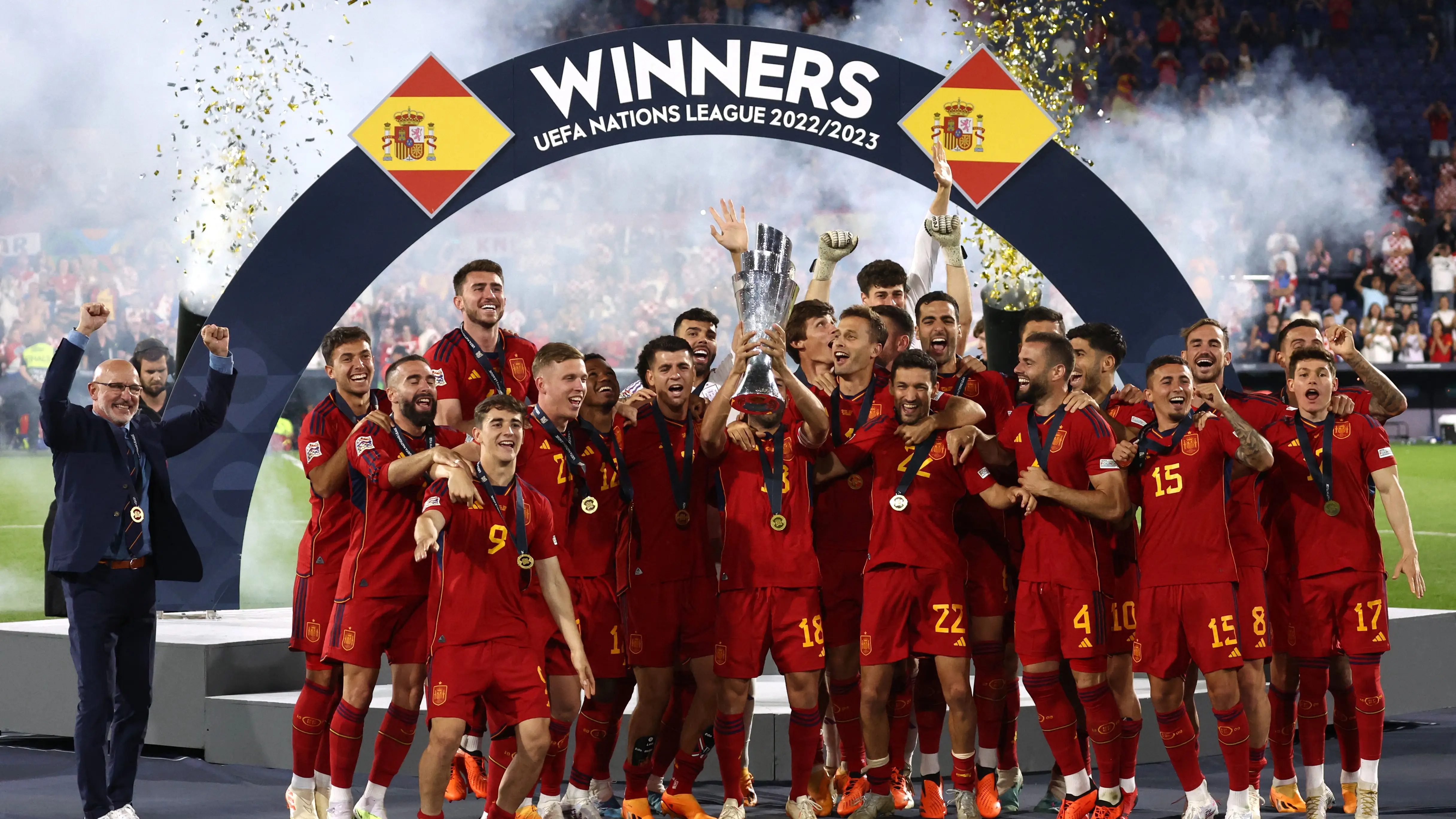 Jordi Alba levanta el trofeo de la Nations League Jordi Alba levanta el trofeo de la Nations League