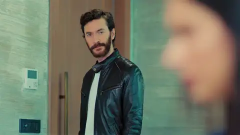 Kemal firma los papeles del divorcio y se marcha de Estambul… ¿para siempre? Kemal firma los papeles del divorcio y se marcha de Estambul… ¿para siempre?
