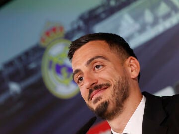 Joselu sonríe en su presentación con el Real Madrid