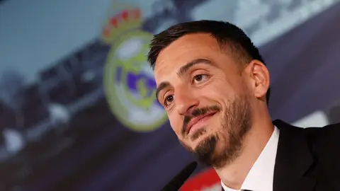 Joselu sonríe en su presentación con el Real Madrid