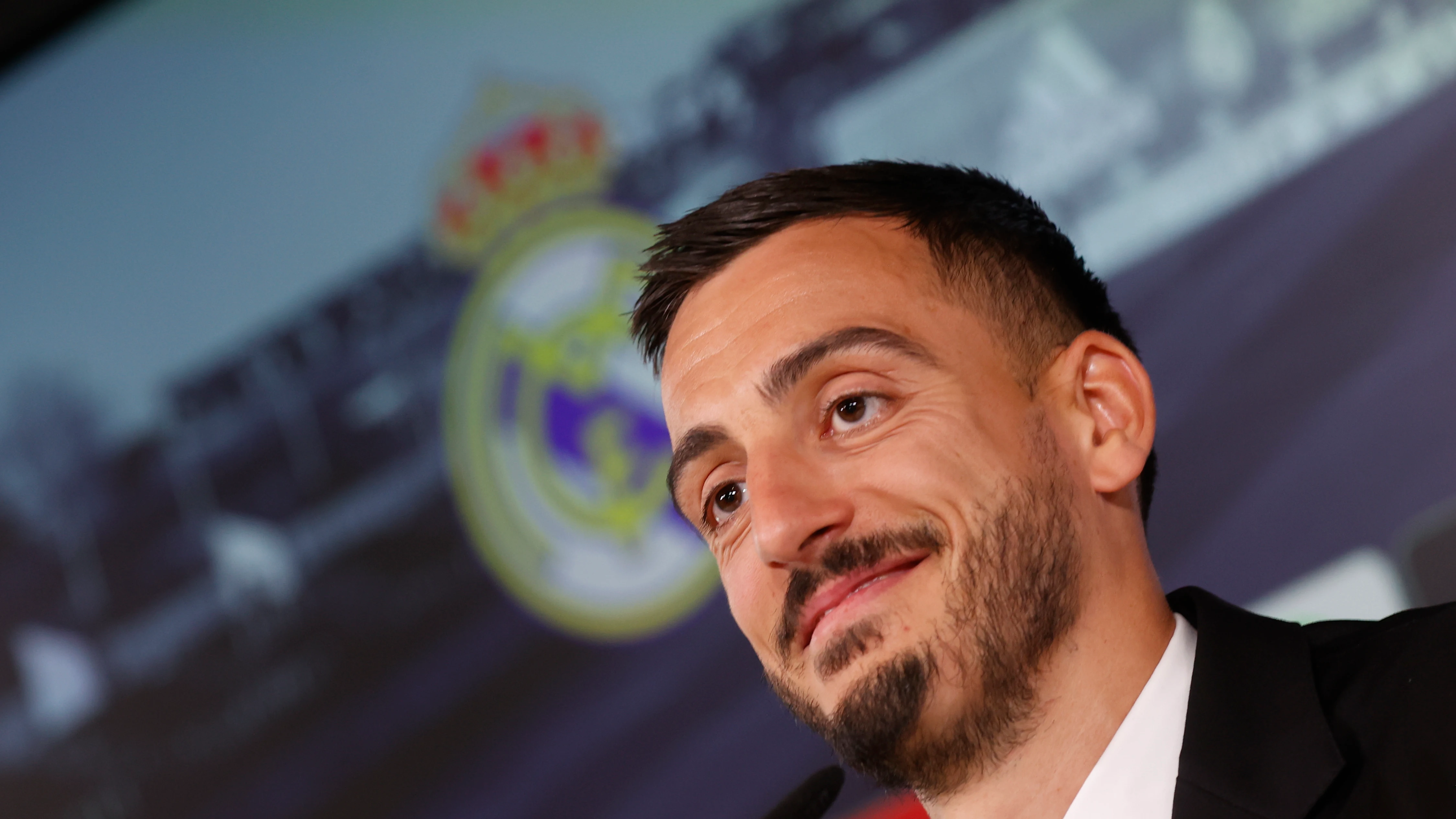 Joselu sonríe en su presentación con el Real Madrid Joselu sonríe en su presentación con el Real Madrid