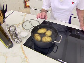 La clave de Arguiñano para que las patatas no se rompan al rellenarlas: el proceso de cocción