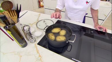 La clave de Arguiñano para que las patatas no se rompan al rellenarlas: el proceso de cocción