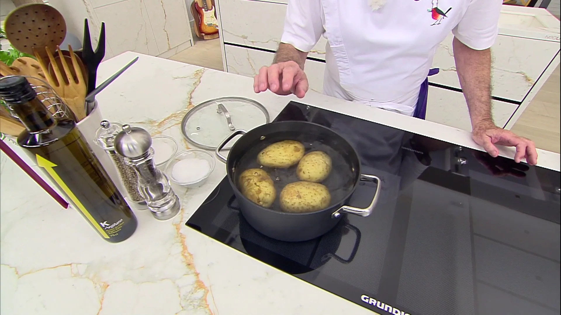 La clave de Arguiñano para que las patatas no se rompan al rellenarlas: el proceso de cocción La clave de Arguiñano para que las patatas no se rompan al rellenarlas: el proceso de cocción