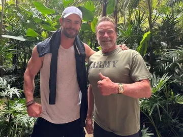 Chris Hemsworth y Arnold Schwarzenegger Chris Hemsworth y Arnold Schwarzenegger