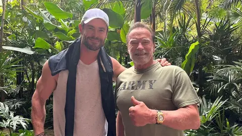 Chris Hemsworth y Arnold Schwarzenegger Chris Hemsworth y Arnold Schwarzenegger