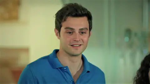 La suerte por fin sonríe a los hermanos Eren… ¡A partir de ahora vivirán en la mansión de la señora Sevgi! La suerte por fin sonríe a los hermanos Eren… ¡A partir de ahora vivirán en la mansión de la señora Sevgi!