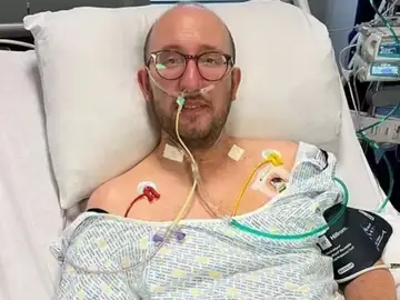 Le amputan las piernas tras acudir al hospital por un aparente constipado: permaneció tres meses ingresado y dos semanas en coma Le amputan las piernas tras acudir al hospital por un aparente constipado: permaneció tres meses ingresado y dos semanas en coma