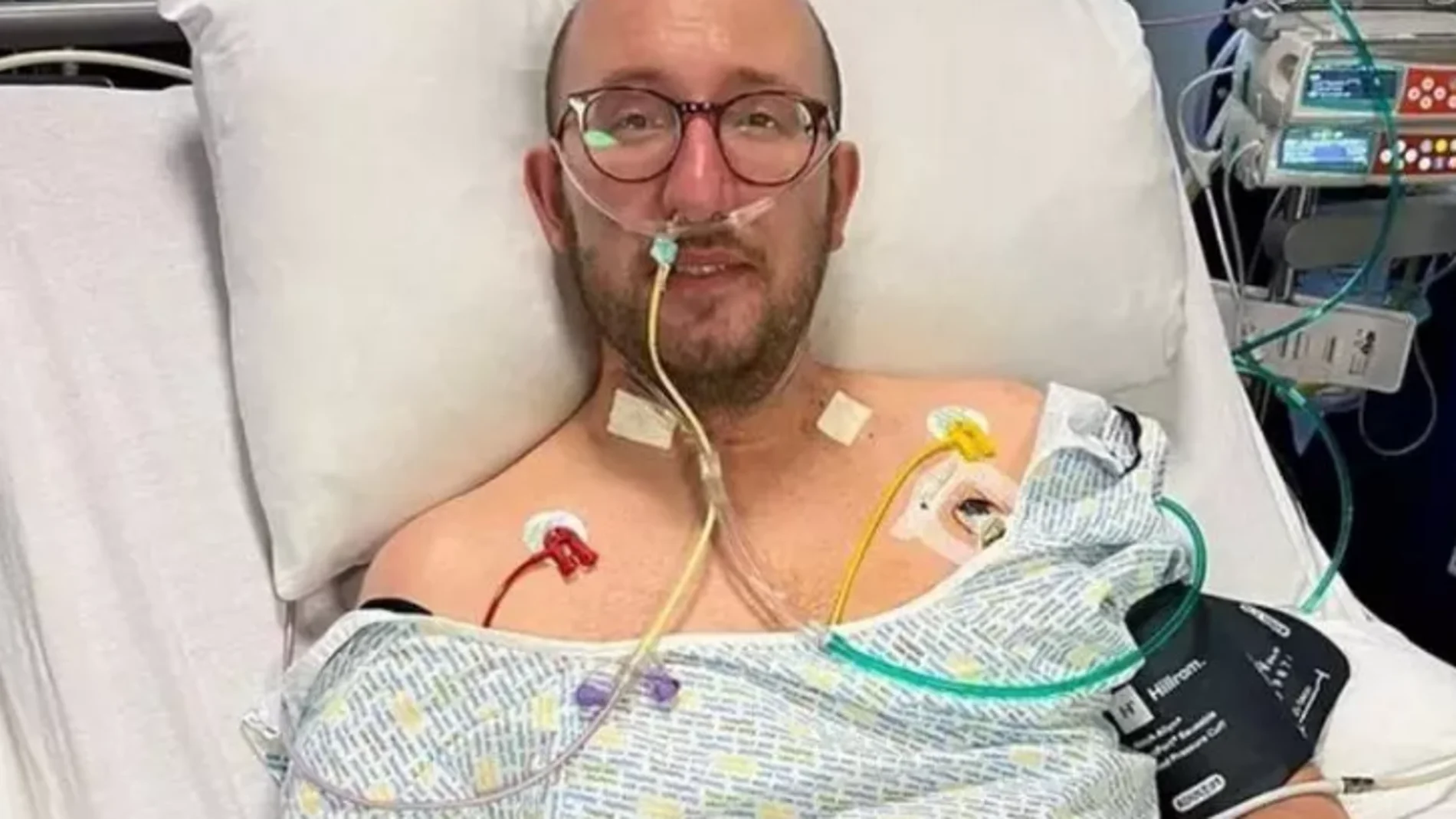 Le amputan las piernas tras acudir al hospital por un aparente constipado: permaneció tres meses ingresado y dos semanas en coma