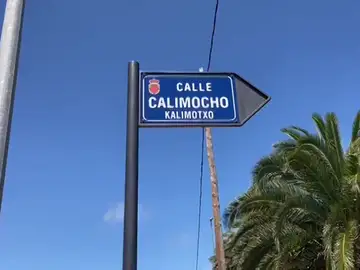 La calle Calimocho une la bodega comarcal de vinos con la fábrica de refrescos La calle Calimocho une la bodega comarcal de vinos con la fábrica de refrescos