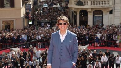 Tom Cruise paraliza Roma por el estreno de 'Misión Imposible 7' y tarda una hora en bajar las escaleras de Plaza España