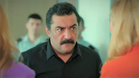 Akif, sin palabras al descubrir que está en la ruina por culpa de Nebahat y Ayla: “Os hundiré y me vengaré” Akif, sin palabras al descubrir que está en la ruina por culpa de Nebahat y Ayla: “Os hundiré y me vengaré”