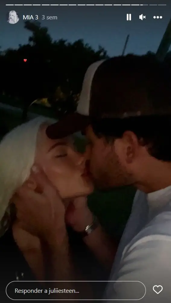 Miguel Iglesias y Julie besándose 