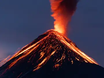 Un volcán en erupción Un volcán en erupción