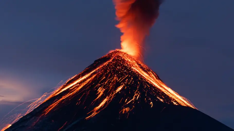 Un volc&aacute;n en erupci&oacute;n