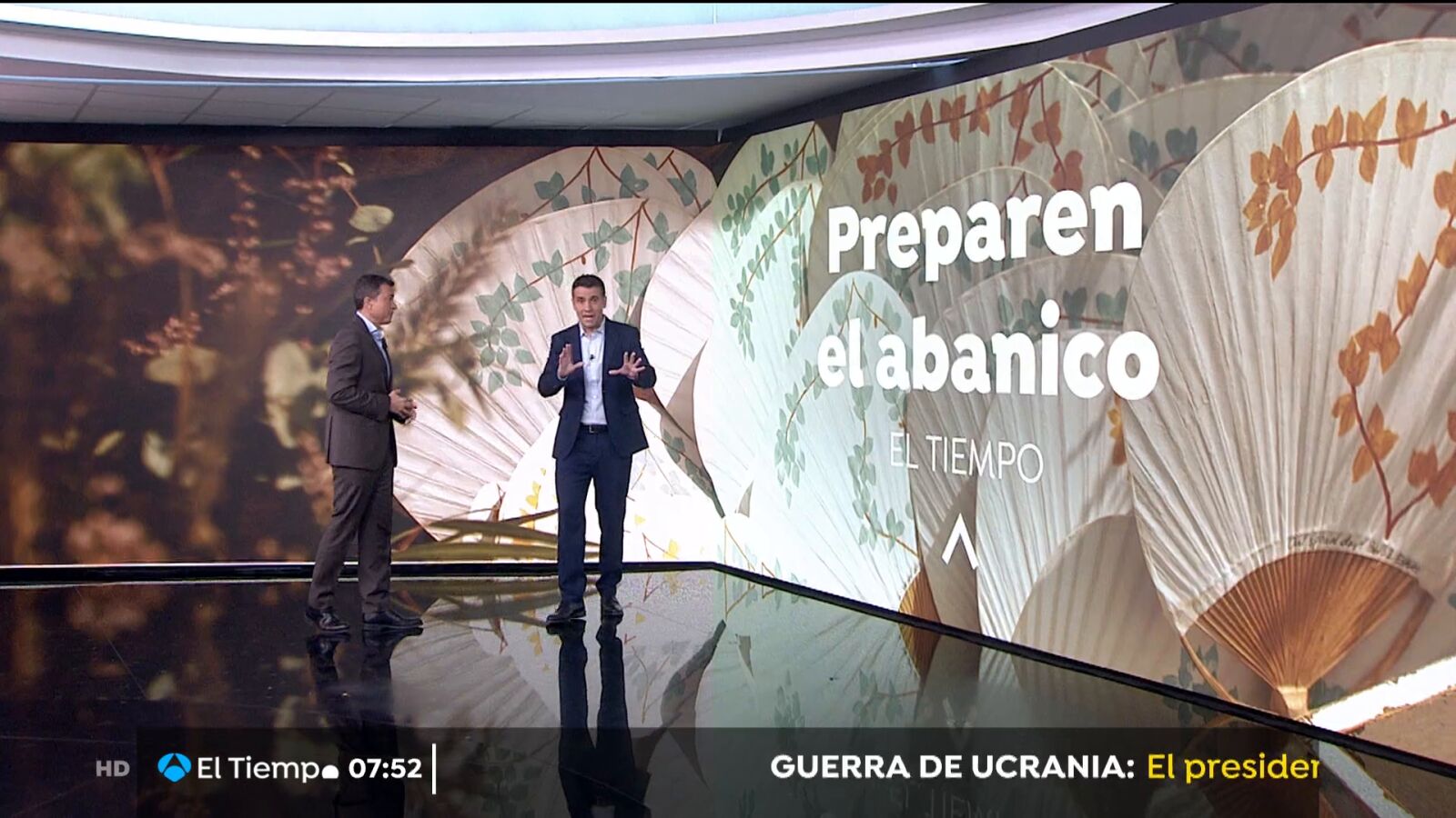 César Gonzalo avisa: llega el calor y hay que ir preparando los abanicos