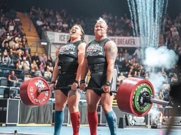 Izzy Tait y Sam Taylor, en el momento de levantar 454 kilos Izzy Tait y Sam Taylor, en el momento de levantar 454 kilos