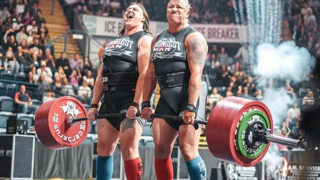 Izzy Tait y Sam Taylor, en el momento de levantar 454 kilos