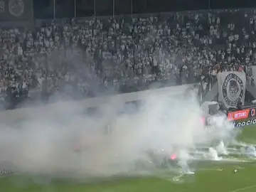Aficionados del Santos lanzando petardos al campo Aficionados del Santos lanzando petardos al campo