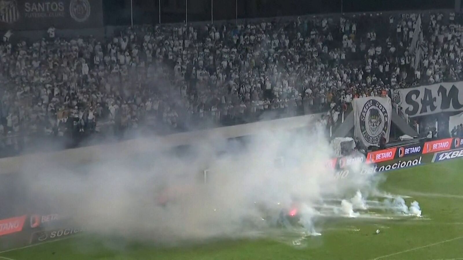 Los hinchas del Santos lanzan petardos contra sus jugadores por los malos resultados del equipo