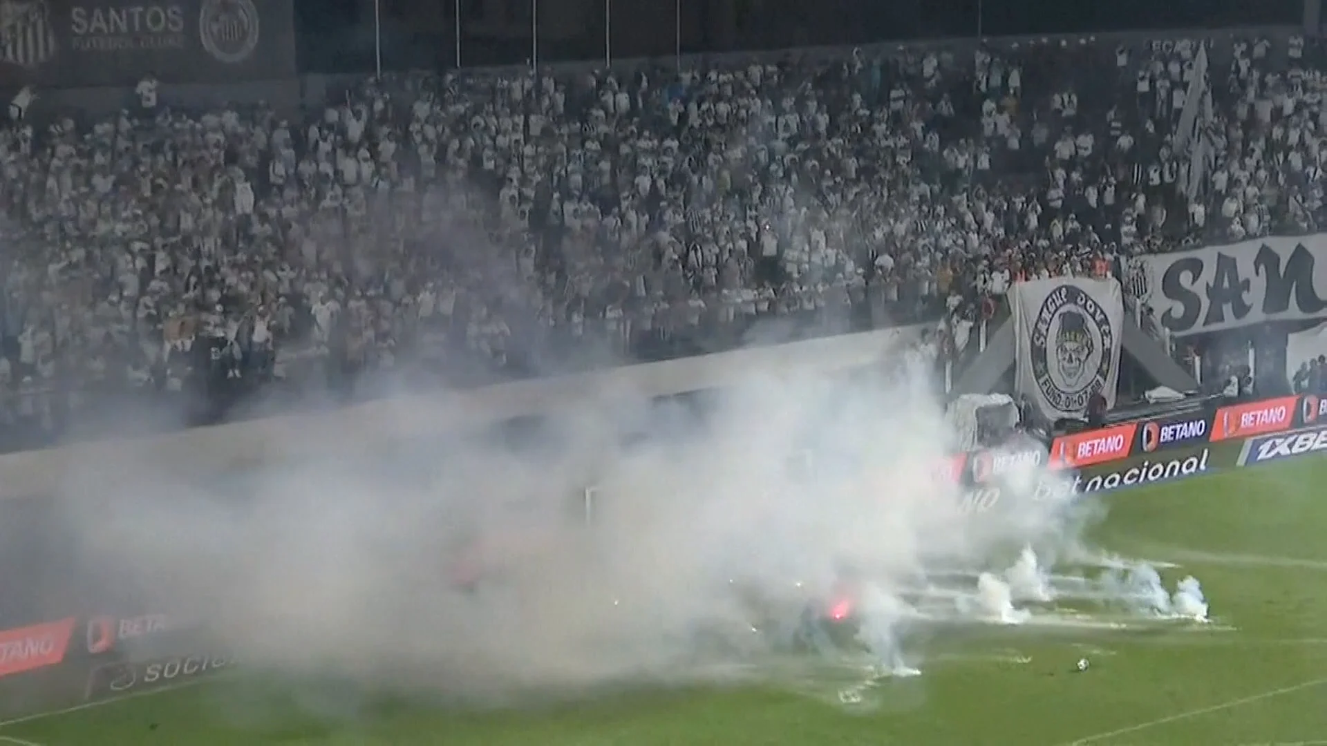Aficionados del Santos lanzando petardos al campo Aficionados del Santos lanzando petardos al campo