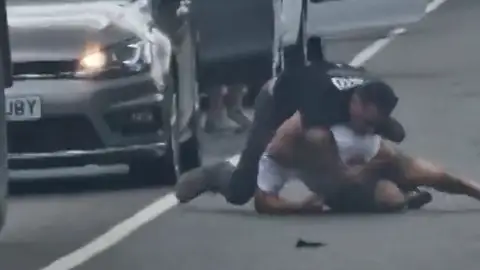 El vídeo de la pelea entre un camionero y el conductor de un coche en Pontevedra