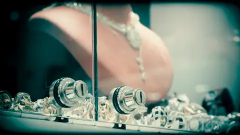 Estafa 20.000 euros en joyas haciéndose pasar por futbolista profesional y simulando pagar con el teléfono móvil Estafa 20.000 euros en joyas haciéndose pasar por futbolista profesional y simulando pagar con el teléfono móvil