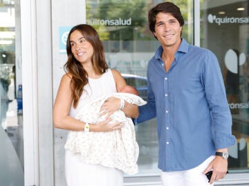 María Pombo y Pablo Castellano con su hija Vega