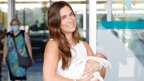 María Pombo cogiendo a su hija Vega en brazos