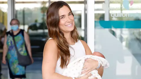 María Pombo cogiendo a su hija Vega en brazos María Pombo cogiendo a su hija Vega en brazos