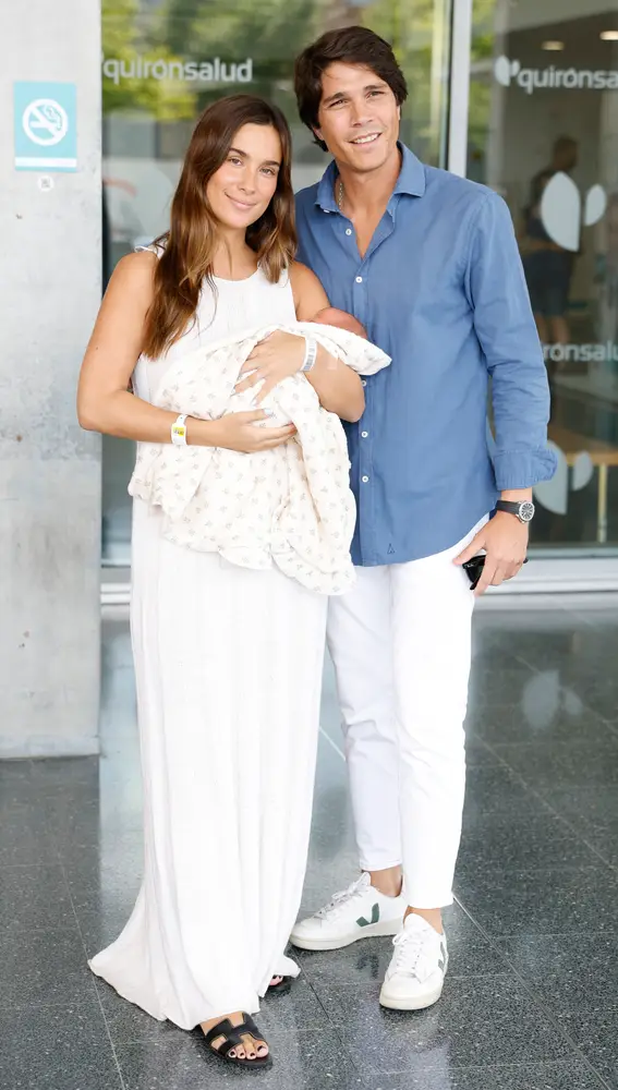María Pombo y Pablo Castellano abandonan el hospital con su hija Vega