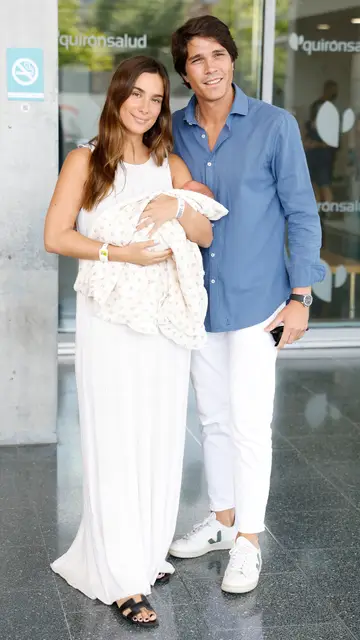 María Pombo y Pablo Castellano abandonan el hospital con su hija Vega María Pombo y Pablo Castellano abandonan el hospital con su hija Vega